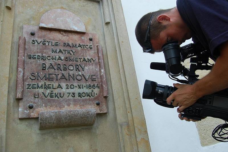 Opravená pamětní deska k poctě matky Bedřicha Smetany