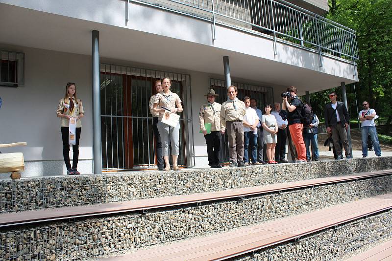 V Benátkách nad Jizerou slavnostně otevřeli Centrum ekologické výchovy, které bude sloužit především jako klubovna pro místní skauty. Stavba byla zahájena v září loňského roku a město vyšla na necelých devět milionů korun.