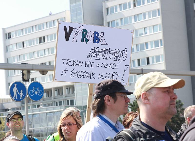 Škodováci protestovali před Pentagonem proti nabídce firmy. Mítinku se zúčastnily tisíce lidí.