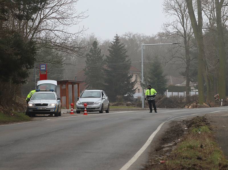 Policisté kontrolují automobily na hranici mladoboleslavského okresu.