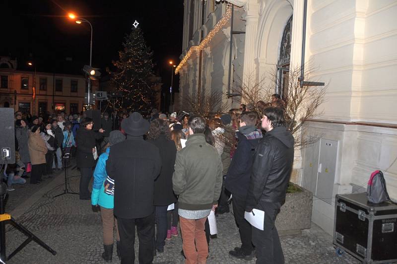 Štědrovečerní zpívání na Masarykově náměstí v Mnichově Hradišti.