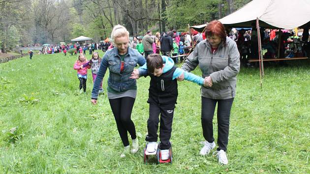 Zeměfest v lesoparku Štěpánka přilákal desítky rodin. Ochutnávaly neobvyklá jídla, ale také sportovaly