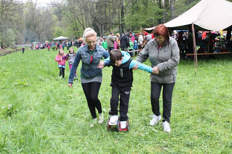 Zeměfest v lesoparku Štěpánka přilákal desítky rodin. Ochutnávaly neobvyklá jídla, ale také sportovaly