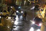 Nebezpečně kluzká vozovka v Železné ulici v Mladé Boleslavi. Někteří řidiči bez cizí pomoci nejeli!