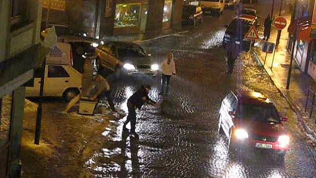 Nebezpečně kluzká vozovka v Železné ulici v Mladé Boleslavi. Někteří řidiči bez cizí pomoci nejeli!