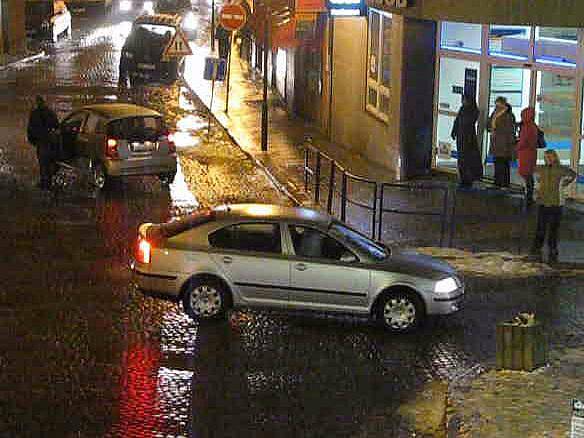 Nebezpečně kluzká vozovka v Železné ulici v Mladé Boleslavi. Někteří řidiči bez cizí pomoci nejeli!