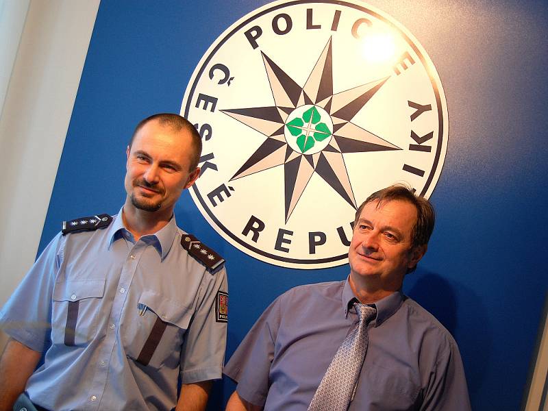 Policisté Vítězslav Bukovský (velvo) a František Dvořák.