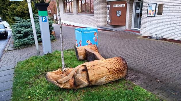 Neznámý vandal povalil a poškodil čtyři dřevěné lavičky, které byly letos v srpnu instalovány před hlavní budovou městské knihovny na třídě Václava Klementa.