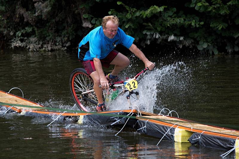 Odvážní jezdci, kteří se na kole vydali přes Jizeru na úzké lávce na plovoucích pontonech, bavili svými pády obecenstvo.