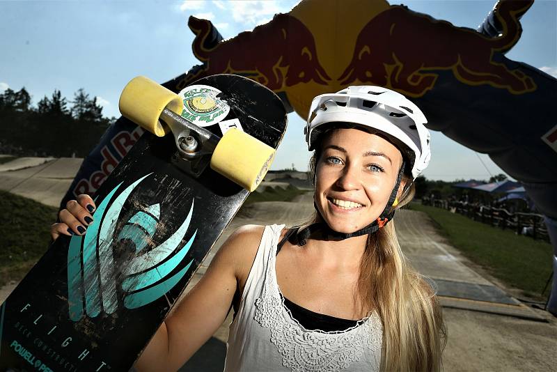 Ze závodu longboardů Red Bull Feel the Wheel 2020 na bikrosové trati v Benátkách nad Jizerou.