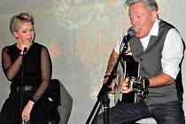 Z turné po Evropě do U Turn Pubu v Mladé Boleslavi zaskočilo duo irských hudebníků z Dublinu. Zpěvačka a perkusistka Donna Dunne a kytarista Phil Doyle.