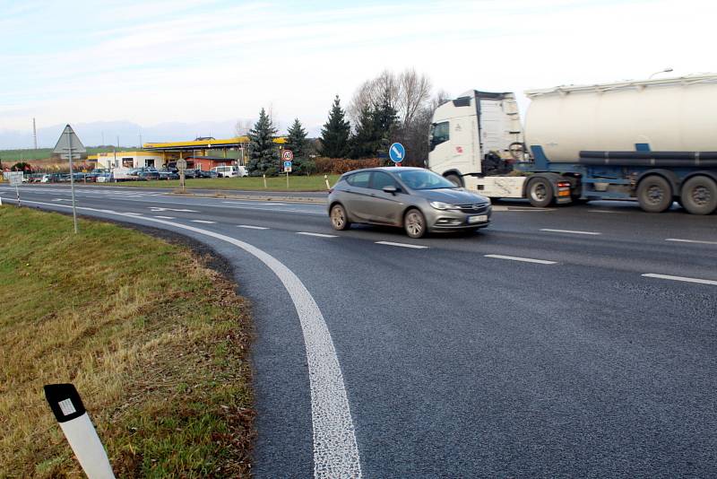 Frekventovaná křižovatka na výjezdu z Mladé Boleslavi u Plaz.