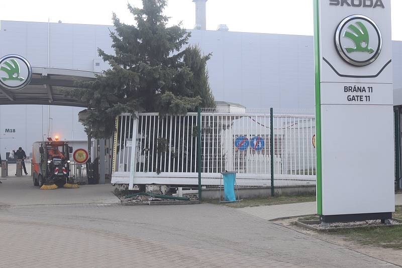 Plot u jedenácté brány Škoda Auto v Mladé Boleslavi je po nehodě značně poškozen.