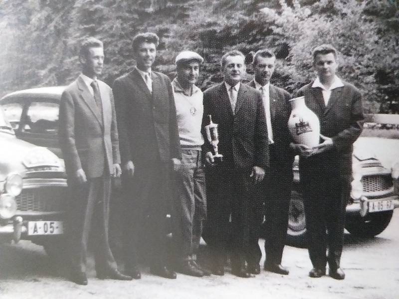 Hrdý tým škodováků s trofejí ze soutěže Tour d'Europe 1962, jejíž trať nevedla pouze skrz Evropu, ale dokonce i severní Afrikou.