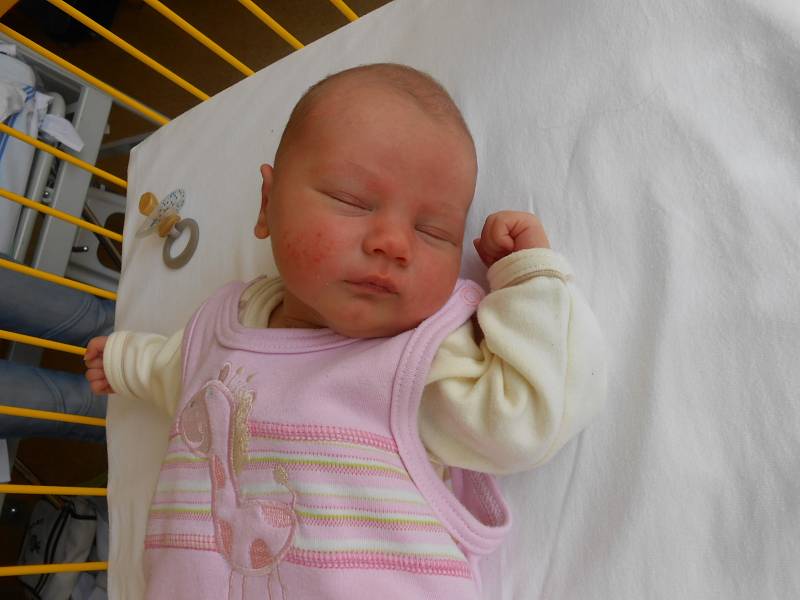 NIKOL Hropková se narodila 21. května mamince Lence z Luštěnic. Vážila 3,23 kilogramů a měřila 48 centimetrů.