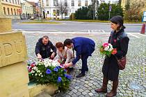 Položením květin u pomníku československých legionářů na Komenského náměstí si ve čtvrtek 11. listopadu město připomnělo Den válečných veteránů.