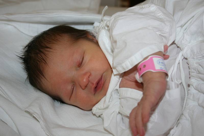 Nikolka se narodila rodičům Monice Zimové a Radovanu Krajníkovi v pondělí 1. prosince. Doma se na ni těší bratr Dominik.