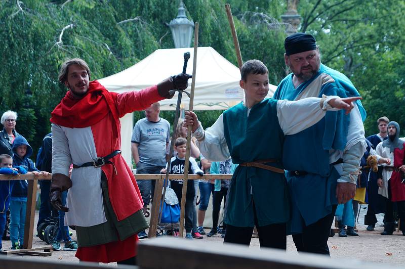 Na jarmarku byli k vidění muzikanti Bohemia Bards,  šermíři i tanečníci.