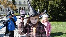 Čarodějnice z MŠ a jesle Pohádka přišly na Komenského náměstí v Mladé Boleslavi