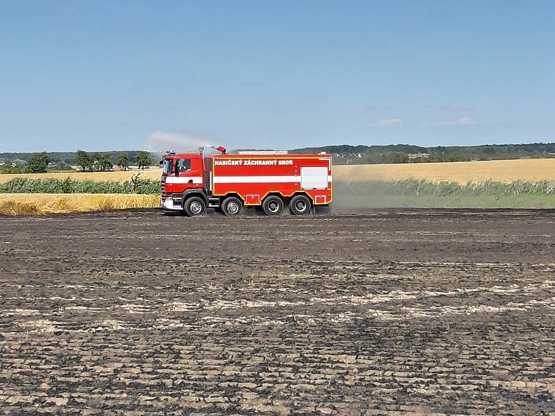 U mladoboleslavské obce Smilovice v úterý odpoledne hořelo pole s obilím.