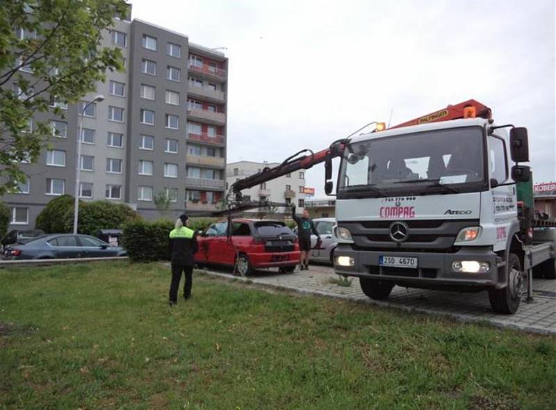 Odtah autovraku v Mladé Boleslavi.