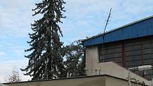 Na fotbalovém stadionu v Mnichově Hradišti dokázal vítr svou silou vyvrátit strom a utrhnout střechu.