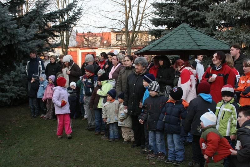 Mateřská školka v Mnichově Hradišti se připojila k boji o rekord v pouštění balónků.