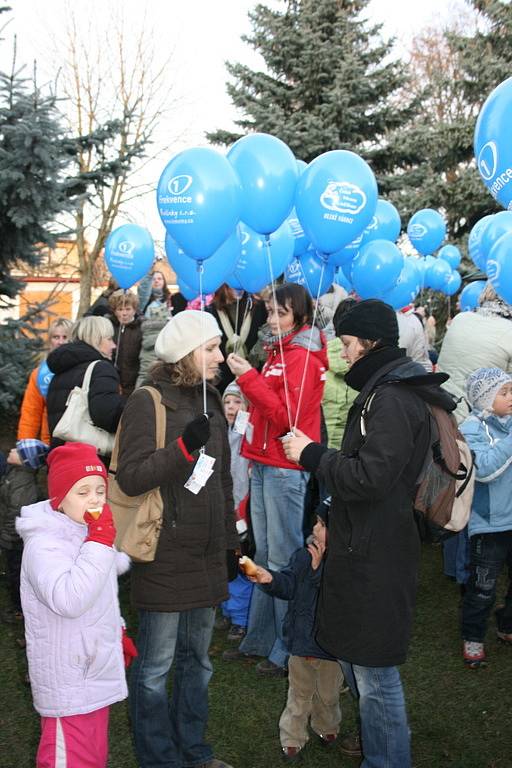 Mateřská školka v Mnichově Hradišti se připojila k boji o rekord v pouštění balónků.