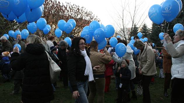 FOTO: Mnichovo Hradiště zaplavily modré balónky - Boleslavský deník