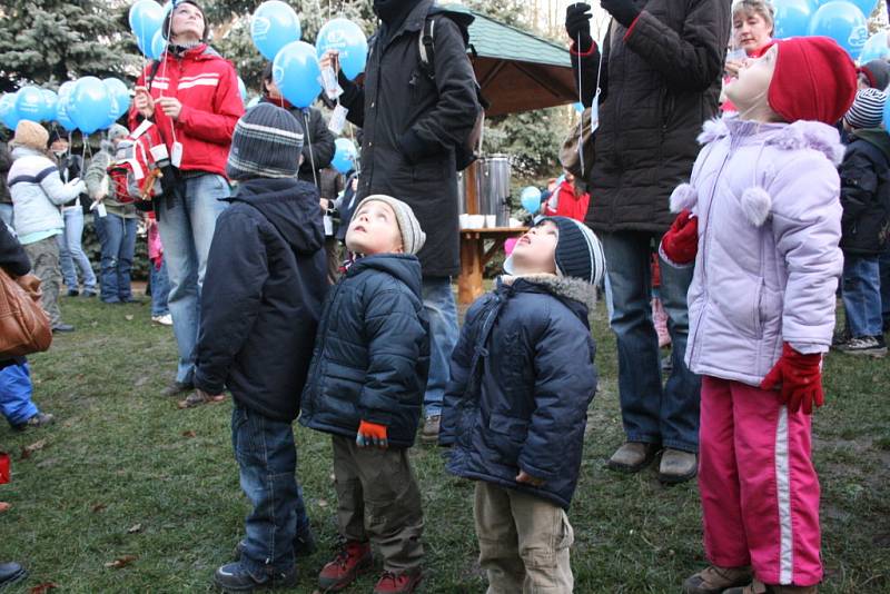 Mateřská školka v Mnichově Hradišti se připojila k boji o rekord v pouštění balónků.