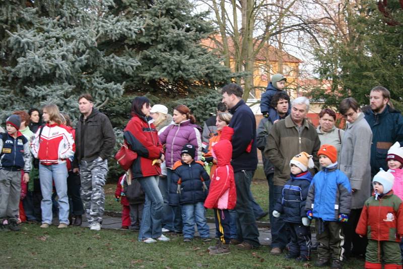 Mateřská školka v Mnichově Hradišti se připojila k boji o rekord v pouštění balónků.