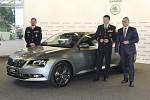 Prvních 19 vozů Škoda Superb Ambition s automatickou převodovkou převzali zástupci Policie České republiky od představitelů automobilky Škoda Auto.