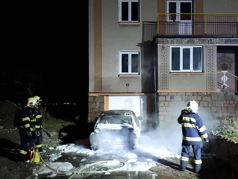 Ranní požár vozidla v obci Nepřevážka u Mladé Boleslavi.