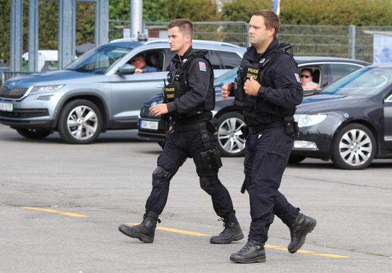 České policejní hlídky ode dneška posilují dva slovenští a dva polští policisté, kteří budou sloužit ve smíšených hlídkách s českými policisty.