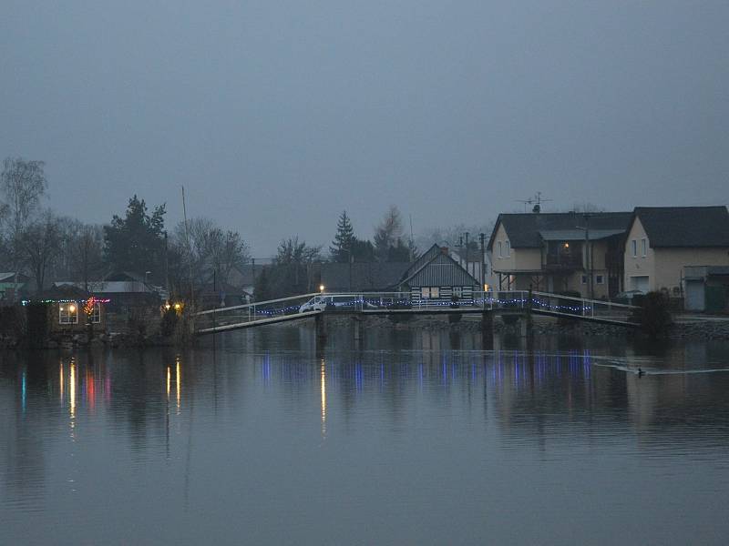 Sváteční světla nad Dolním Bousovem.