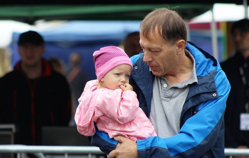 Sobotní stoleté oslavy od vzniku Československé republiky provázelo na mnichovohradišťském Masarykově náměstí deštivé počasí.