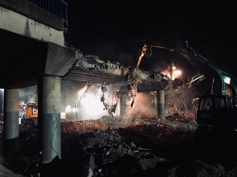 Noční demolice mostu přes dálnici D10 v Zápech.