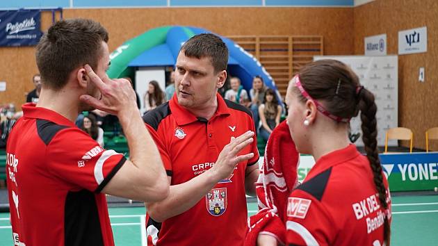 Petr Martinec instruuje své svěřence během zápasu.
