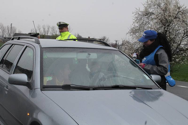 CELKEM čtyřiačtyřicet vozidel zkontrolovali během dopoledne mladoboleslavští policisté v Židněvsi, která byla jedním z míst celorepublikové dopravně bezpečnostní akce Řídím – piju nealko pivo.