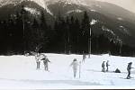 Takto si užívali zábavu na sněhu naši čtenáři. (Zima 1988, Slovensko, Nízké Tatry, lokalita Chopok)