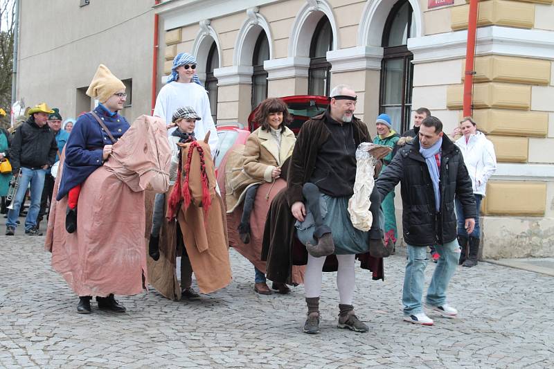 Masopustní průvod prošel Bělou a skončil v opravených prostorách zámku.