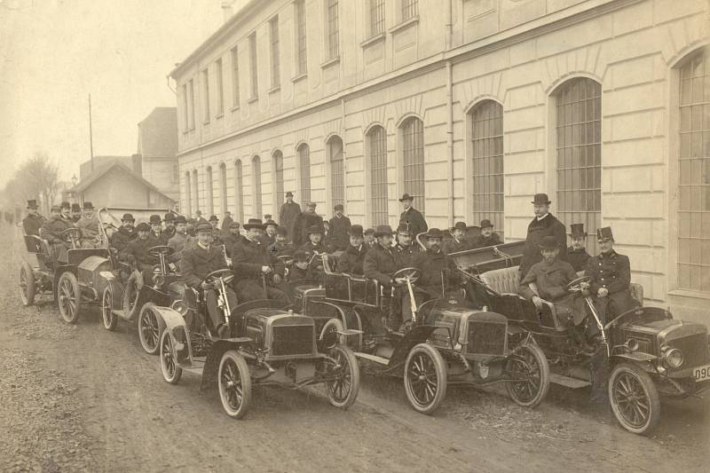 O řízení aut měli zpočátku zájem především mechanici a inženýři.