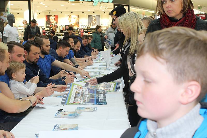 Autogramiáda prvoligových fotbalistů FK Mladá Boleslav přilákala do obchodního a zábavního Bondy centra ve středu odpoledne desítky zájemců.