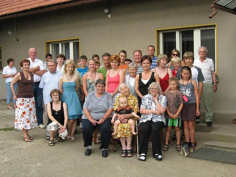 Jůlie Jírovcová z Horního Bousova v sobotu oslavila 100. narozeniny.