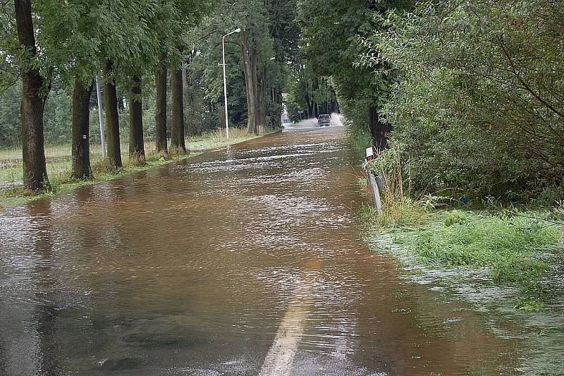 Zatopená silnice mezi Bakovem nad Jizerou a Malou Bělou.