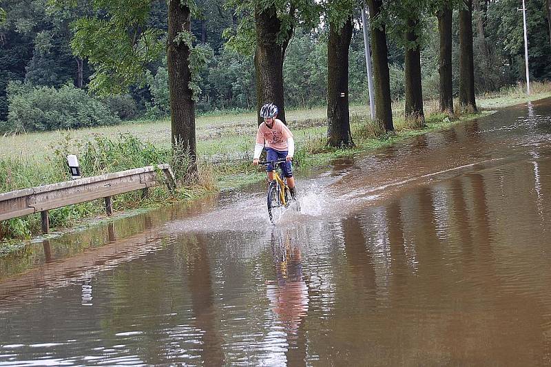 Zatopená silnice mezi Bakovem nad Jizerou a Malou Bělou.