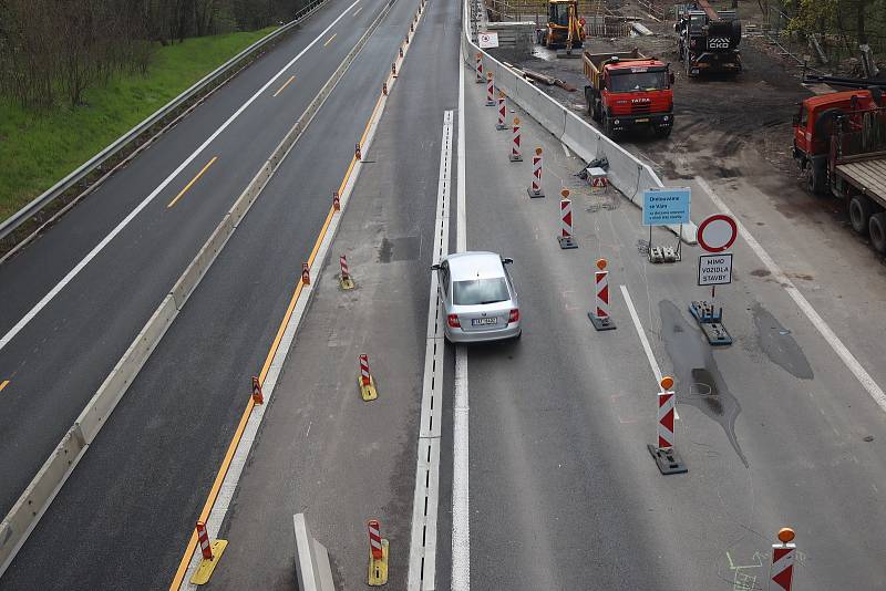 Oprava mostu a s tím spojené zúžení na dálnici D10 mezi Prahou a Mladou Boleslaví - na úrovni sjezdu ke Staré Boleslavi.