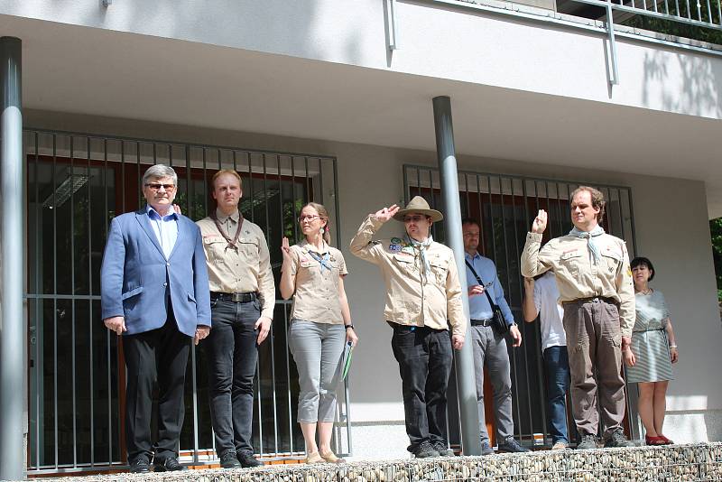 V Benátkách nad Jizerou slavnostně otevřeli Centrum ekologické výchovy, které bude sloužit především jako klubovna pro místní skauty. Stavba byla zahájena v září loňského roku a město vyšla na necelých devět milionů korun.