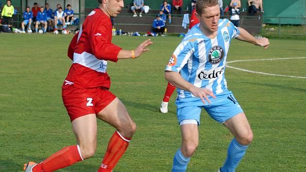 Boleslavští fotbalisté vyhráli v tureckém kemopu i potřetí. Na snímku boleslavský útočník Luboš Pecka (vpravo) v souboji s polským obráncem.