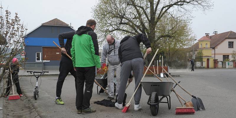 V Kolomutech místní o víkendu zvelebovali obec